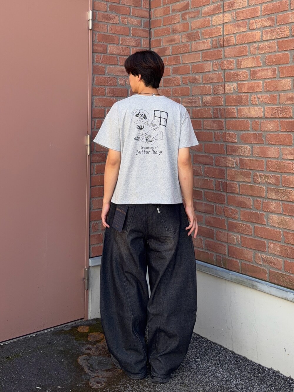 グレー系のTシャツ/カットソーを着用したメンズの夏コーディネートの2枚目の写真