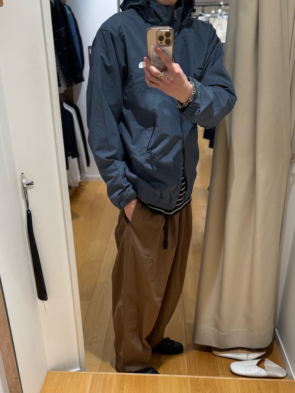 グレー系のTシャツ/カットソー、ブラウン系のその他パンツ、グレー系のブルゾンを着用したメンズの冬コーディネートの4枚目の写真