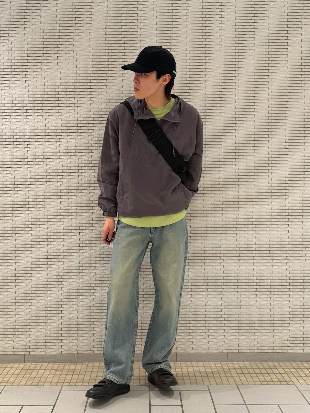 グレー系のパーカー、グリーン系のTシャツ/カットソーを着用したメンズの冬コーディネートの2枚目の写真