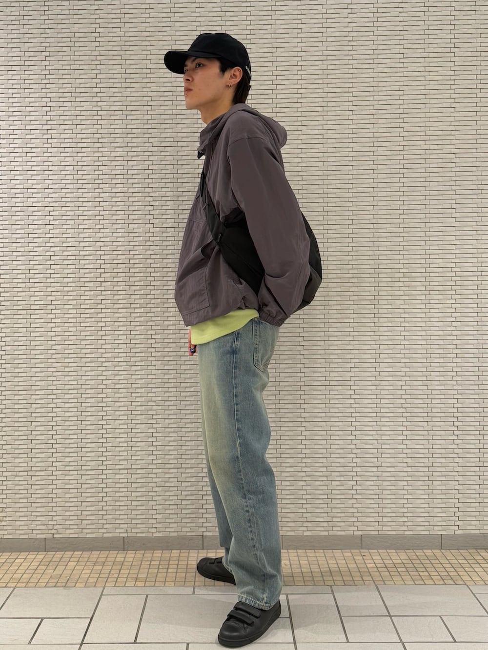 グレー系のパーカー、グリーン系のTシャツ/カットソーを着用したメンズの冬コーディネートの4枚目の写真