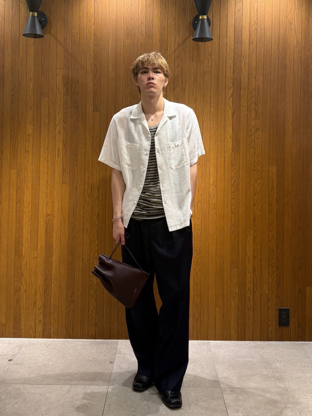 ホワイト系のシャツ/ブラウス、ブルー系のその他パンツ、レッド系のショルダーバッグを着用したメンズの夏コーディネートの5枚目の写真