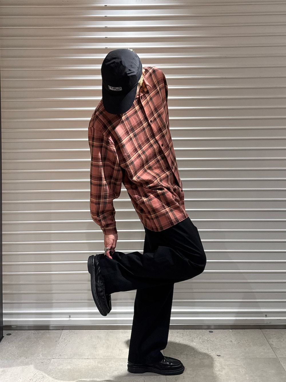 ピンク系のシャツ/ブラウス、ブラック系のその他パンツ、ブラック系のキャップを着用したメンズの秋コーディネートの3枚目の写真