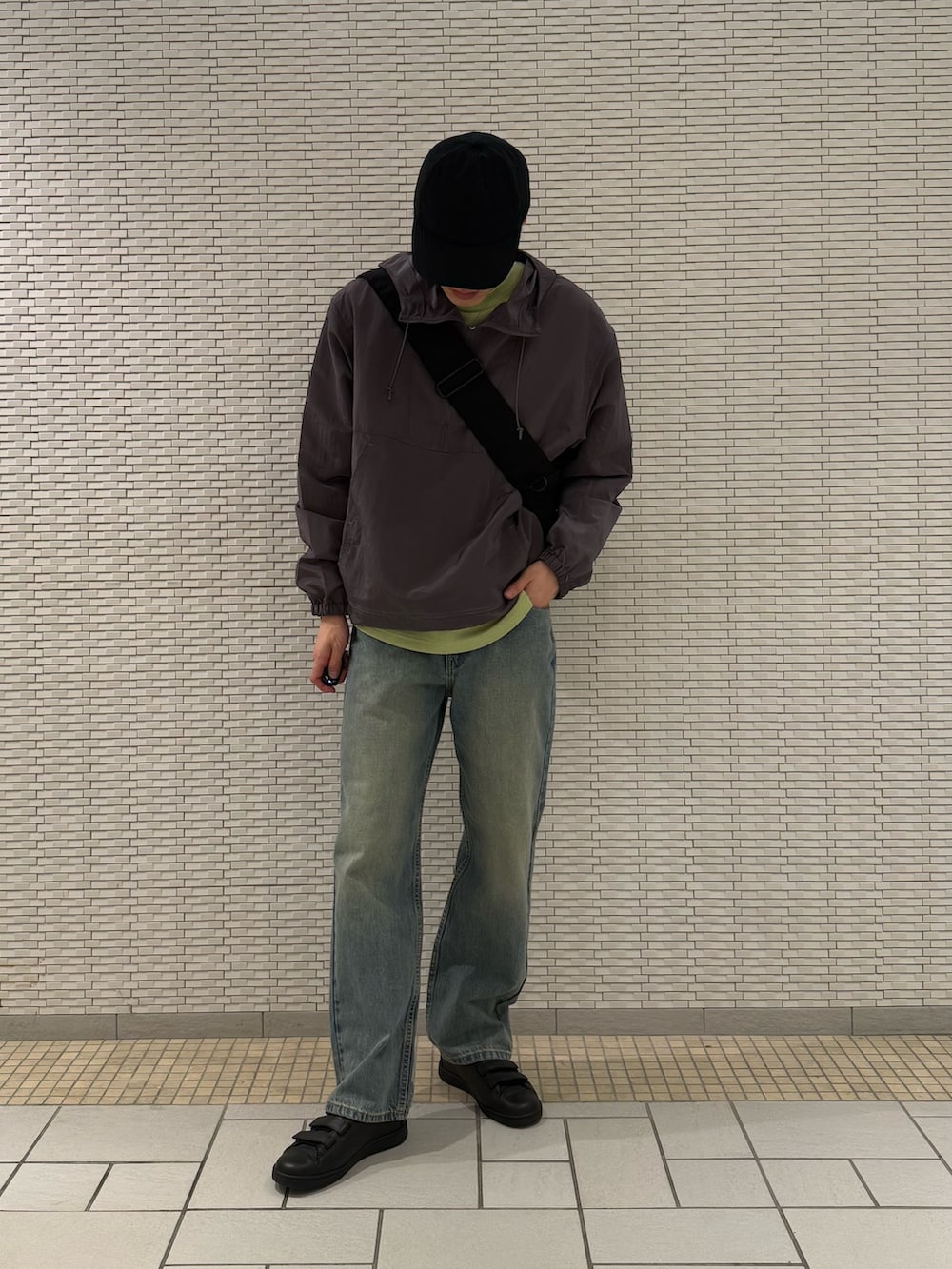 グレー系のパーカー、グリーン系のTシャツ/カットソーを着用したメンズの冬コーディネートの3枚目の写真