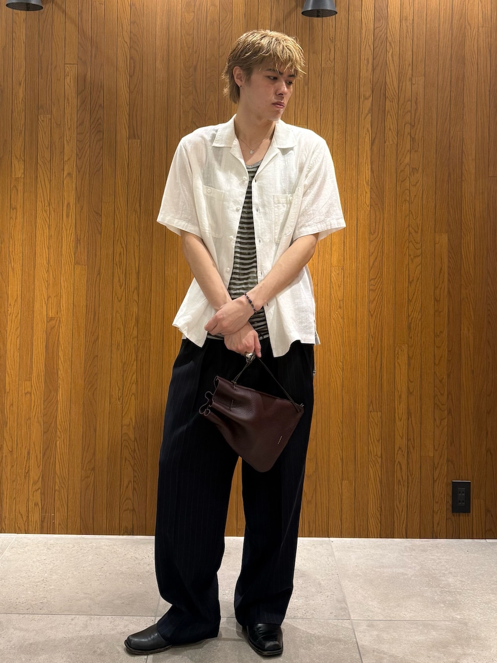 ホワイト系のシャツ/ブラウス、ブルー系のその他パンツ、レッド系のショルダーバッグを着用したメンズの夏コーディネートの3枚目の写真