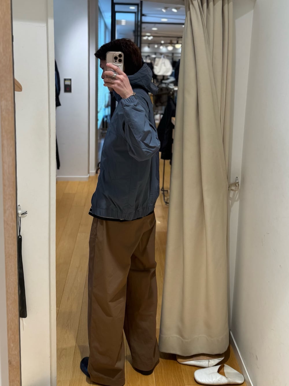 グレー系のTシャツ/カットソー、ブラウン系のその他パンツ、グレー系のブルゾンを着用したメンズの冬コーディネートの3枚目の写真