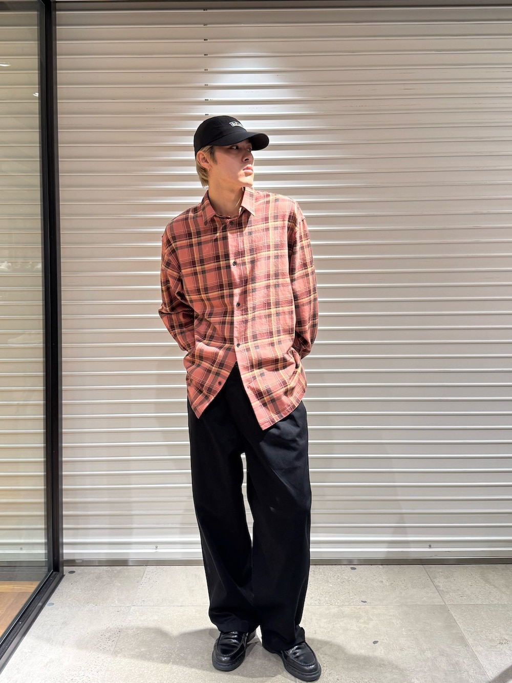 ピンク系のシャツ/ブラウス、ブラック系のその他パンツ、ブラック系のキャップを着用したメンズの秋コーディネートの2枚目の写真