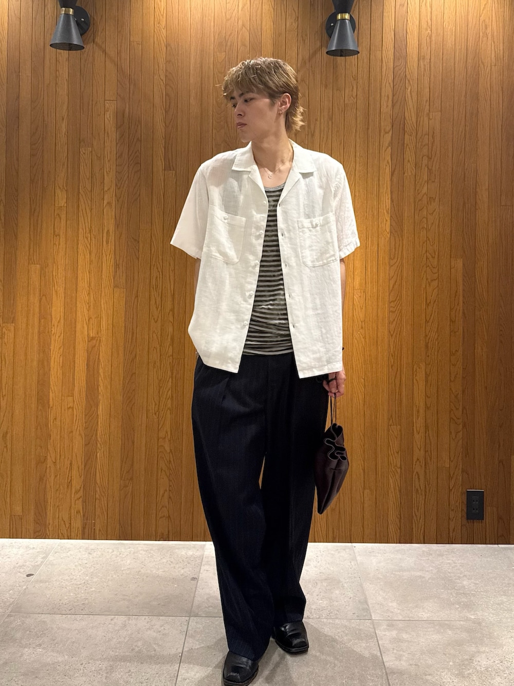 ホワイト系のシャツ/ブラウス、ブルー系のその他パンツ、レッド系のショルダーバッグを着用したメンズの夏コーディネートの4枚目の写真