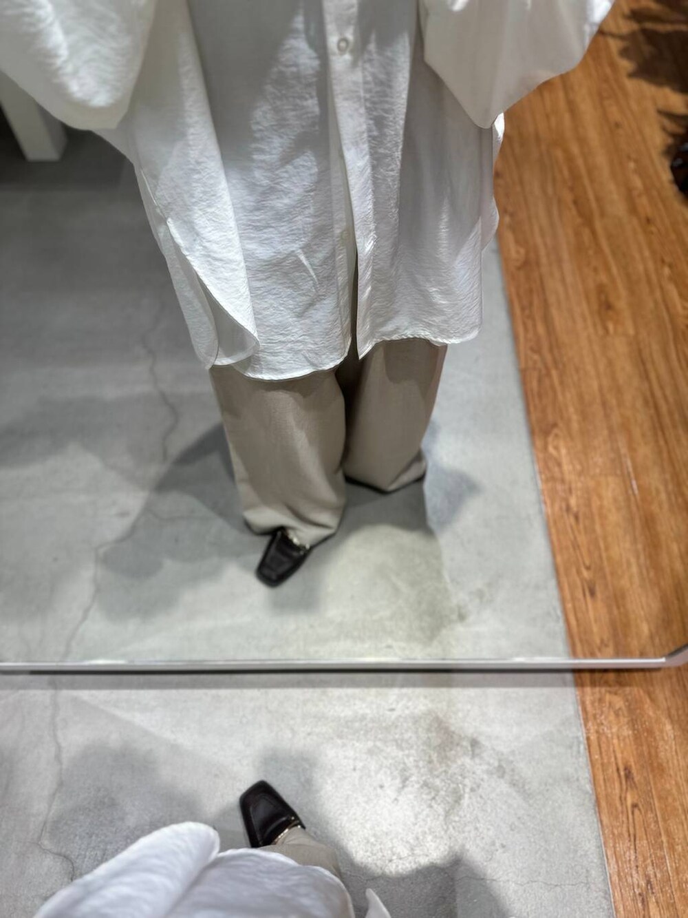 ホワイト系のシャツ/ブラウス、ベージュ系のその他パンツを着用したレディースの春コーディネートの2枚目の写真