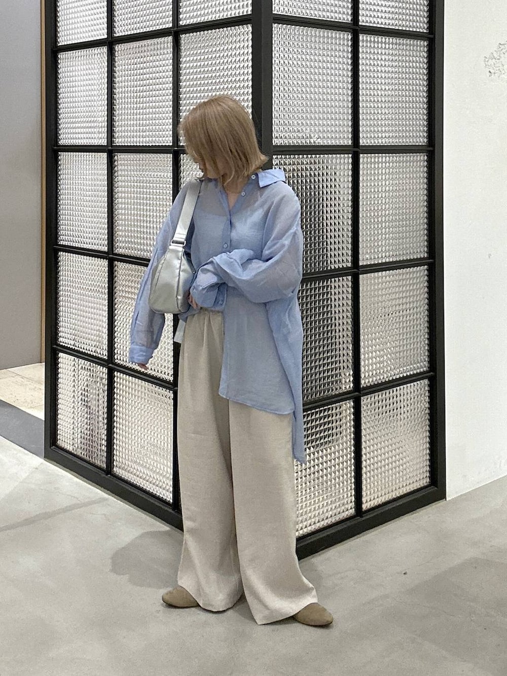 ブルー系のシャツ/ブラウス、ベージュ系のその他パンツ、ベージュ系のパンプスを着用したレディースの春コーディネートの2枚目の写真