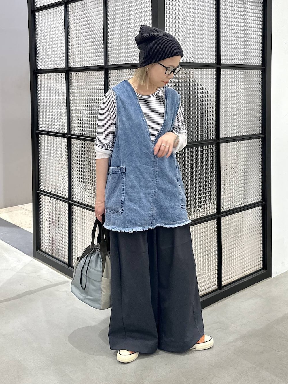 ブルー系のベスト、ホワイト系のTシャツ/カットソー、グリーン系のショルダーバッグを着用したレディースの夏コーディネートの3枚目の写真