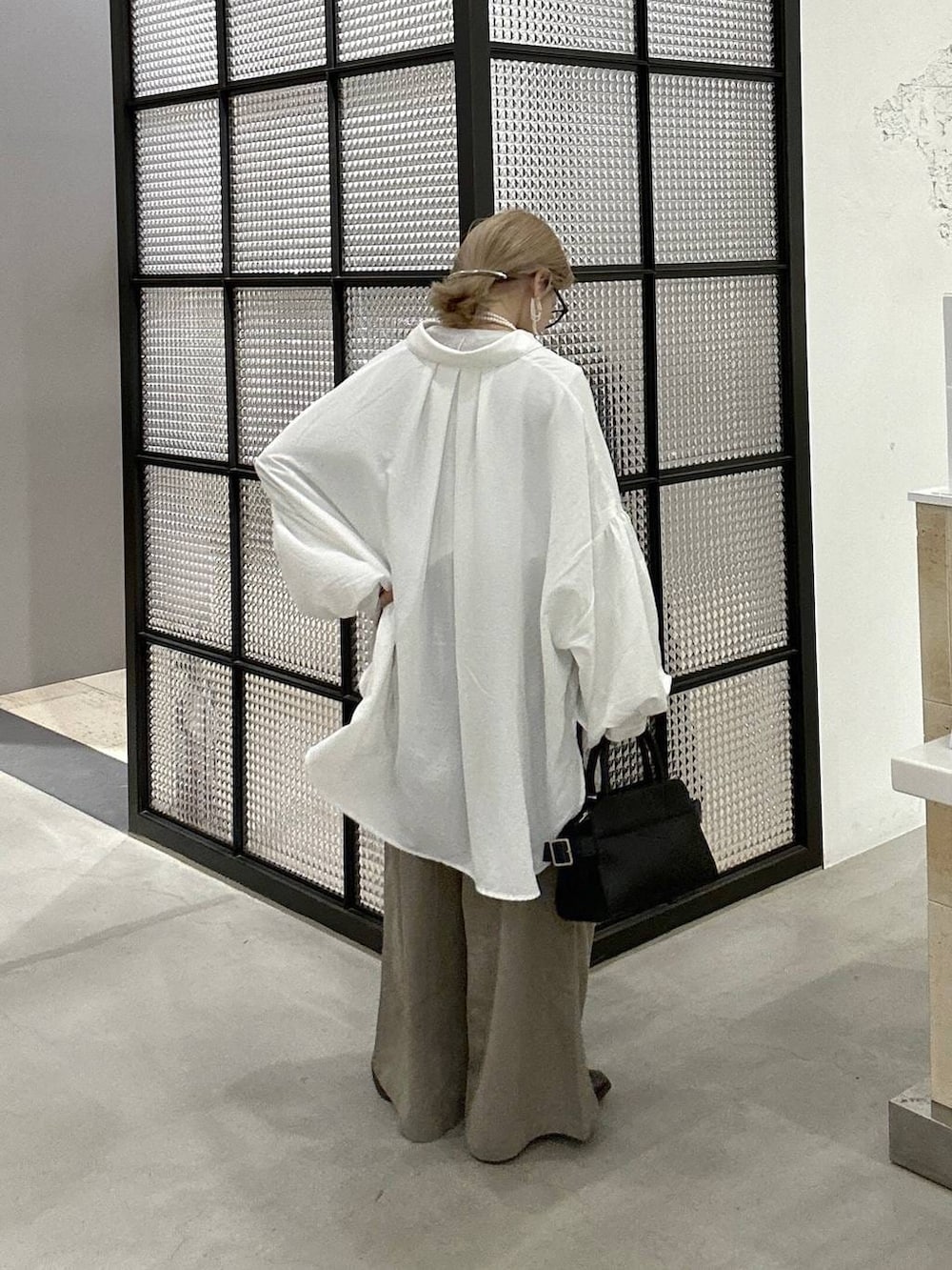 ブラック系のショルダーバッグ、グリーン系のその他パンツ、ホワイト系のシャツ/ブラウスを着用したレディースの冬コーディネートの2枚目の写真