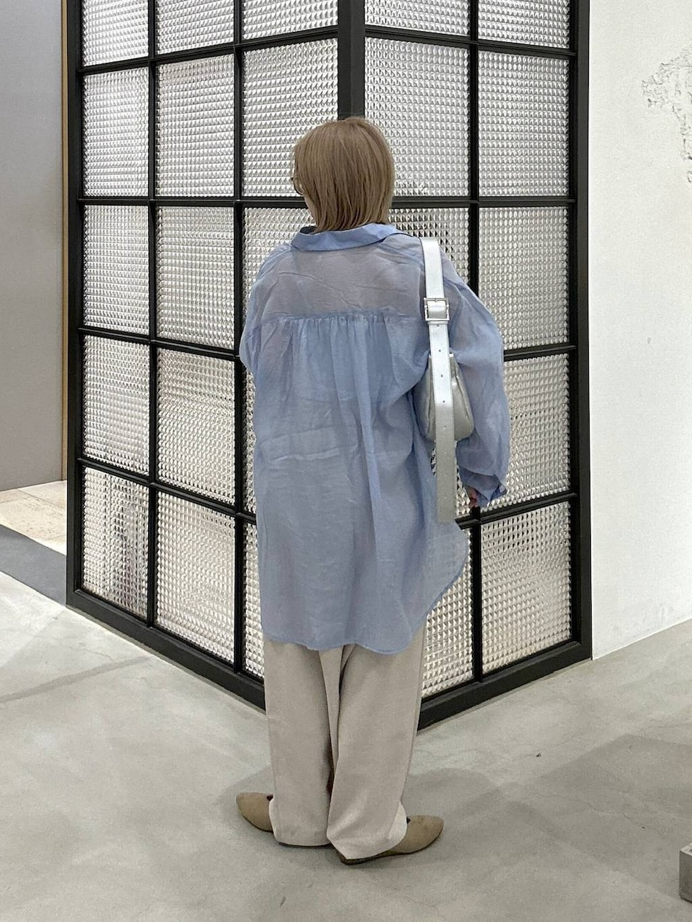 ブルー系のシャツ/ブラウス、ベージュ系のその他パンツ、ベージュ系のパンプスを着用したレディースの春コーディネートの3枚目の写真