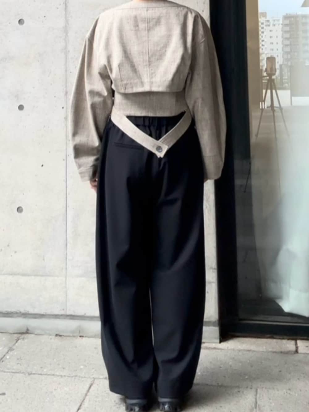 ベージュ系のその他アウター、グレー系のその他トップス、ブラック系のその他パンツを着用したレディースの秋コーディネートの3枚目の写真