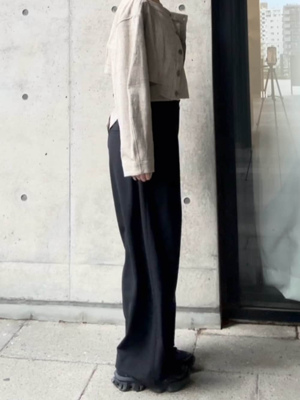 ベージュ系のその他アウター、グレー系のその他トップス、ブラック系のその他パンツを着用したレディースの秋コーディネートの2枚目の写真