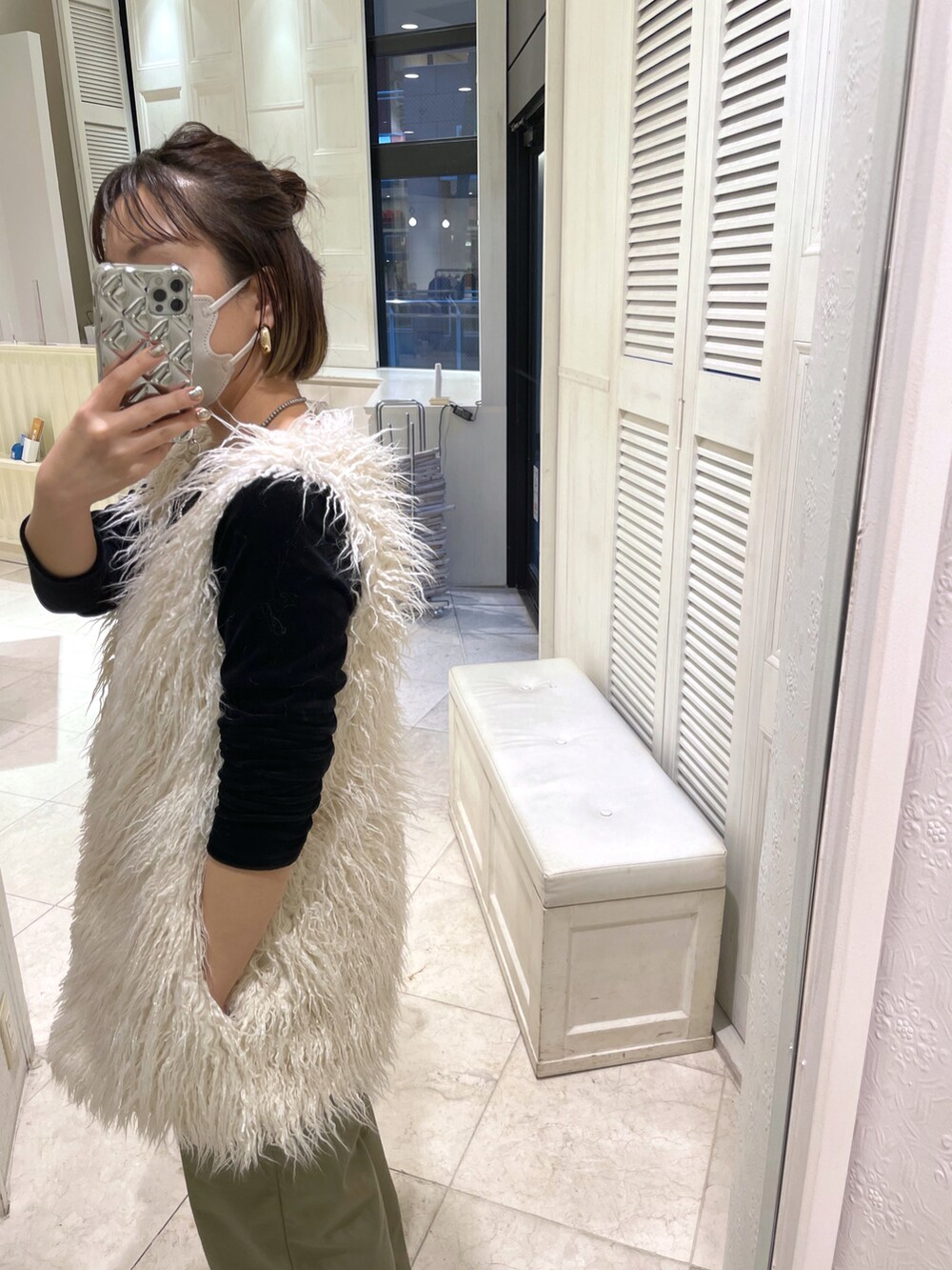 ブラック系のTシャツ/カットソー、ホワイト系のベスト、ベージュ系のその他パンツを着用したレディースの秋コーディネートの3枚目の写真