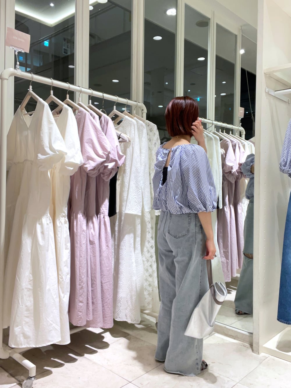 ブルー系のシャツ/ブラウス、ブルー系のデニムパンツ、シルバー系のサンダルを着用したレディースの春コーディネートの3枚目の写真