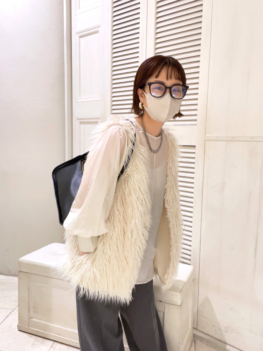 グレー系のニット/セーター、グレー系のニット/セーター、グレー系のその他パンツを着用したレディースの秋コーディネートの2枚目の写真