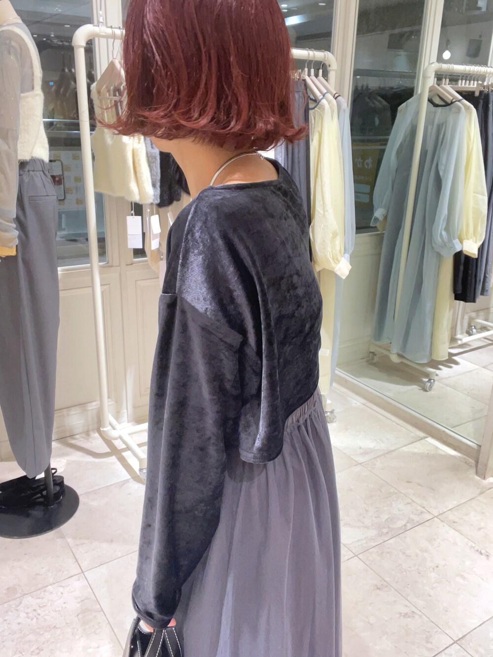 ホワイト系のバッグ、ピンク系のワンピース/ドレスを着用したレディースの夏コーディネートの4枚目の写真