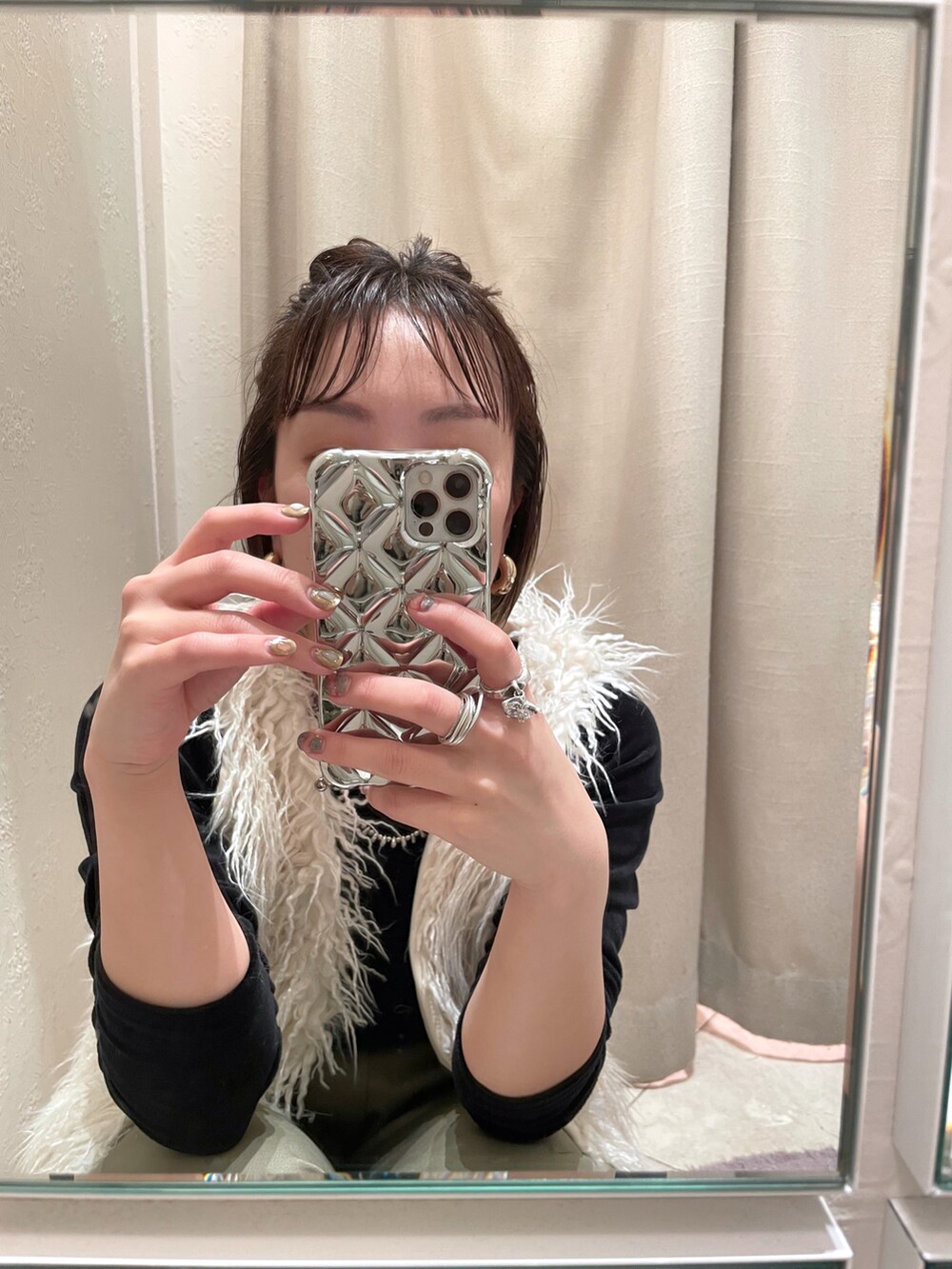 ブラック系のTシャツ/カットソー、ホワイト系のベスト、ベージュ系のその他パンツを着用したレディースの秋コーディネートの4枚目の写真