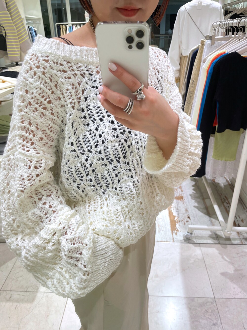 ホワイト系のニット/セーター、ホワイト系のスラックス、ホワイト系のサンダルを着用したレディースの春コーディネートの4枚目の写真