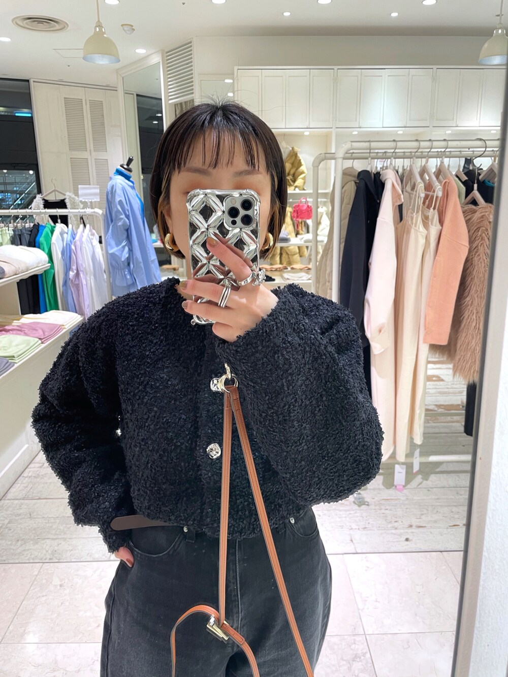 ブラック系のカーディガン/ボレロ、ブラック系のデニムパンツを着用したレディースの冬コーディネートの4枚目の写真