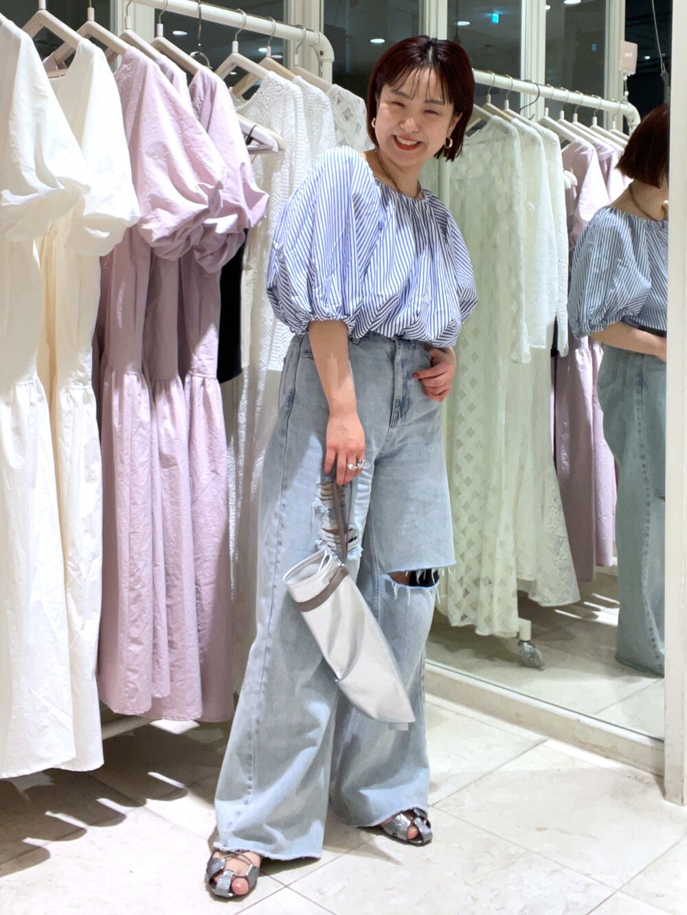 ブルー系のシャツ/ブラウス、ブルー系のデニムパンツ、シルバー系のサンダルを着用したレディースの春コーディネートの4枚目の写真