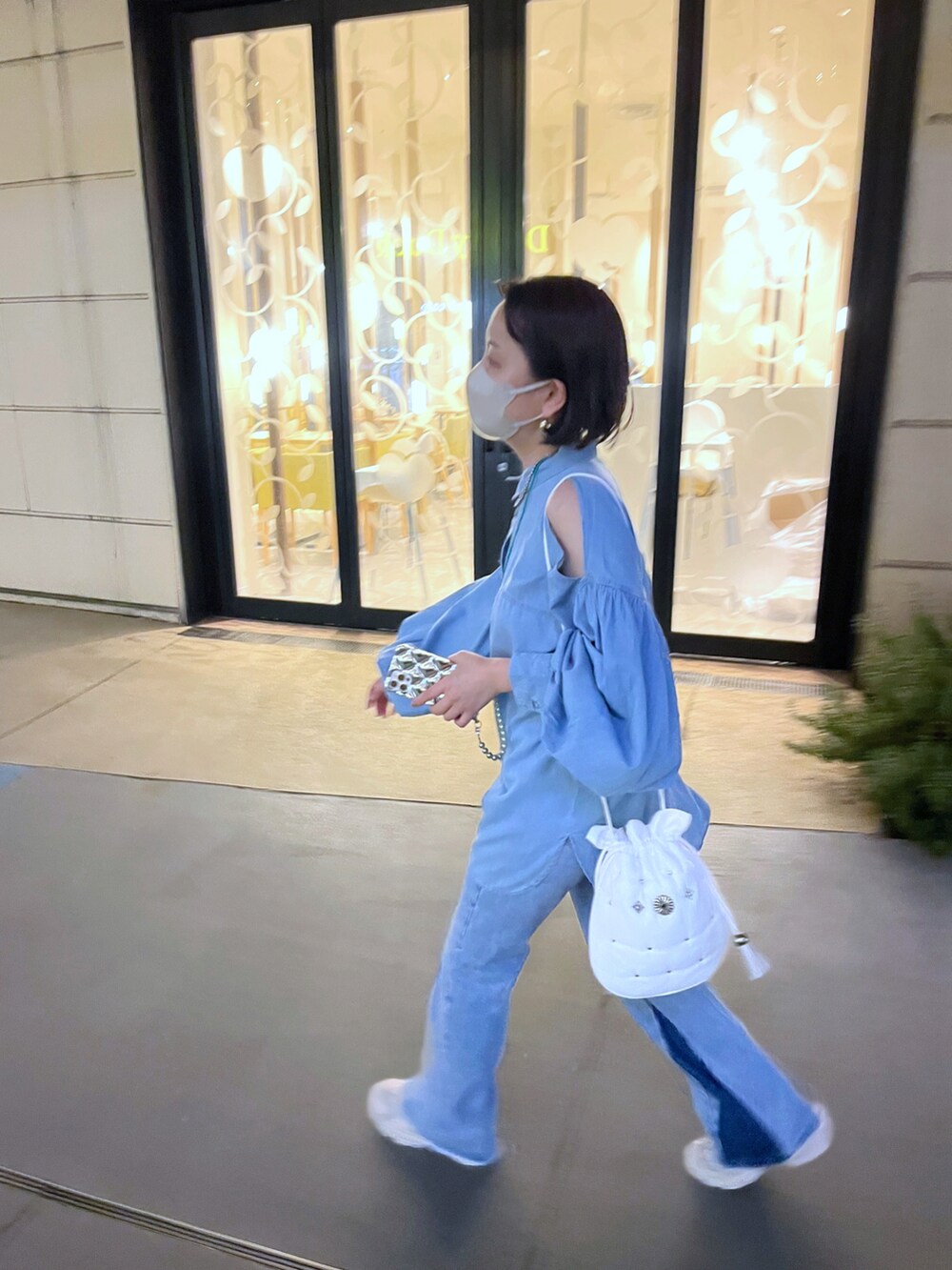 ブルー系のシャツ/ブラウス、ブルー系のデニムパンツ、ブラック系のスリッポンを着用したレディースの夏コーディネートの4枚目の写真