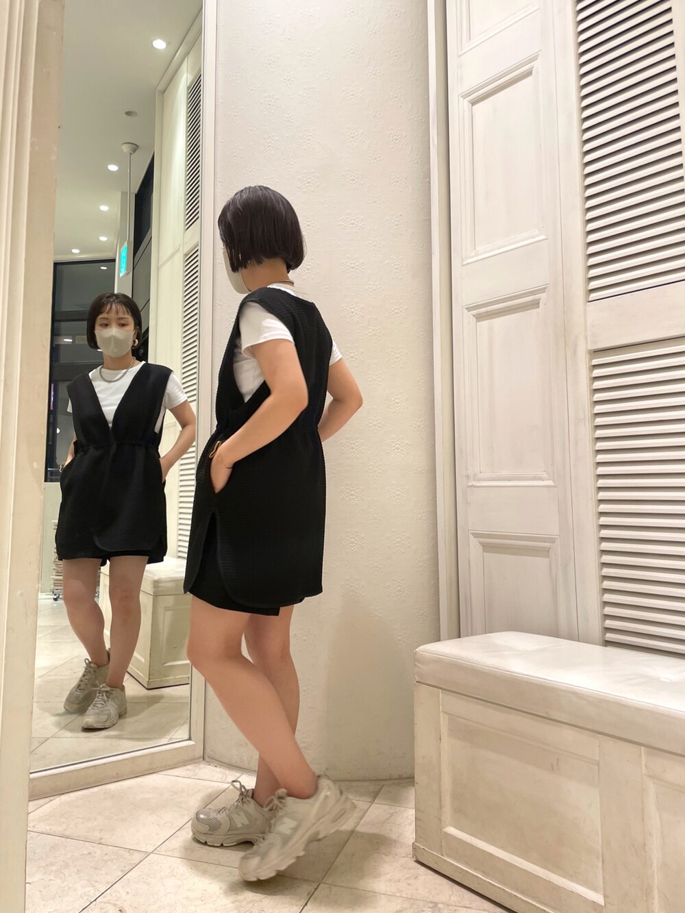 ブラック系のベスト、ホワイト系のTシャツ/カットソー、ブラック系のその他パンツを着用したレディースの夏コーディネートの2枚目の写真