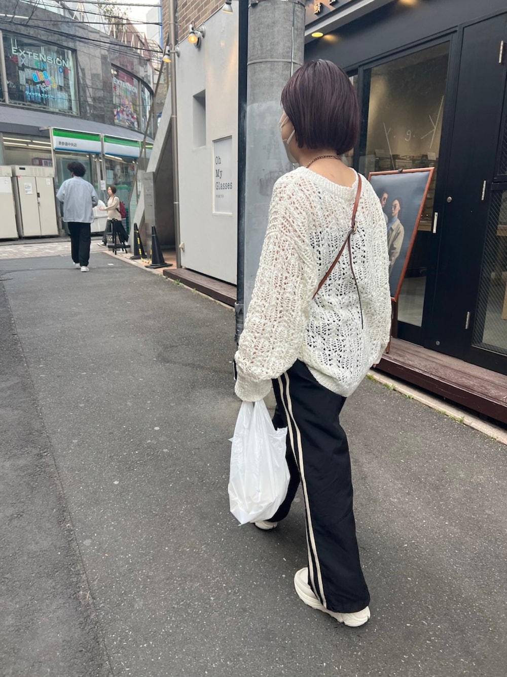 ホワイト系のニット/セーター、ブラック系のその他パンツを着用したレディースの春コーディネートの2枚目の写真