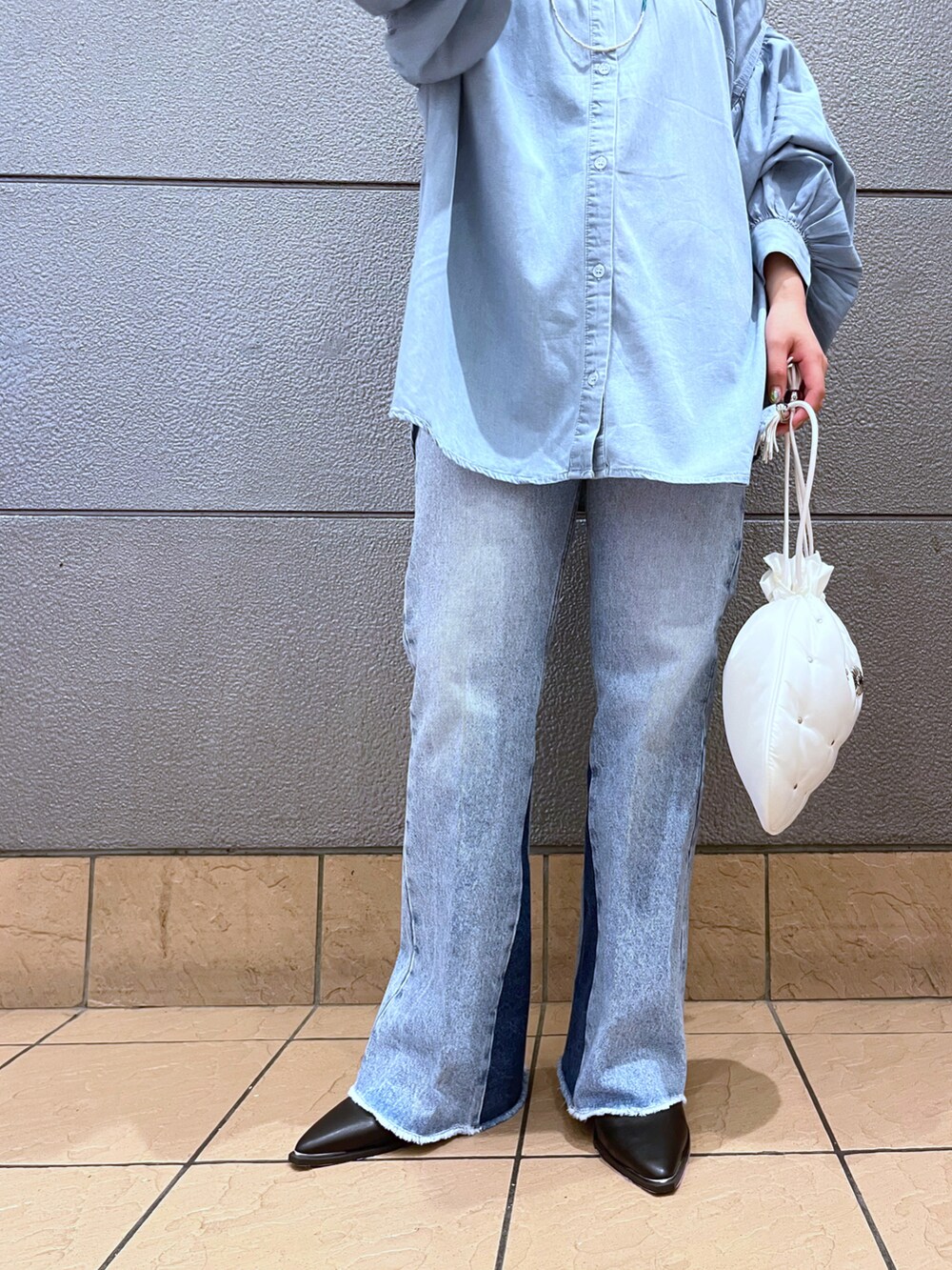 ブルー系のシャツ/ブラウス、ブルー系のデニムパンツ、ブラック系のスリッポンを着用したレディースの夏コーディネートの2枚目の写真