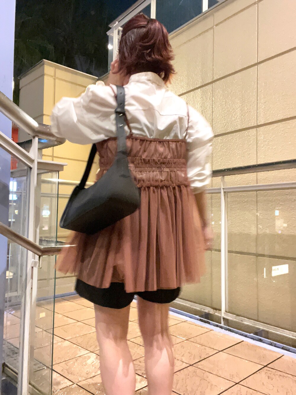 ホワイト系のシャツ/ブラウス、ピンク系のキャミソール、ブラック系のショルダーバッグを着用したレディースの秋コーディネートの3枚目の写真