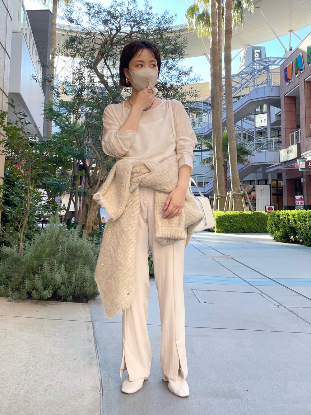 ベージュ系のカーディガン/ボレロ、ホワイト系のシャツ/ブラウス、ホワイト系のその他パンツを着用したレディースの秋コーディネートの2枚目の写真