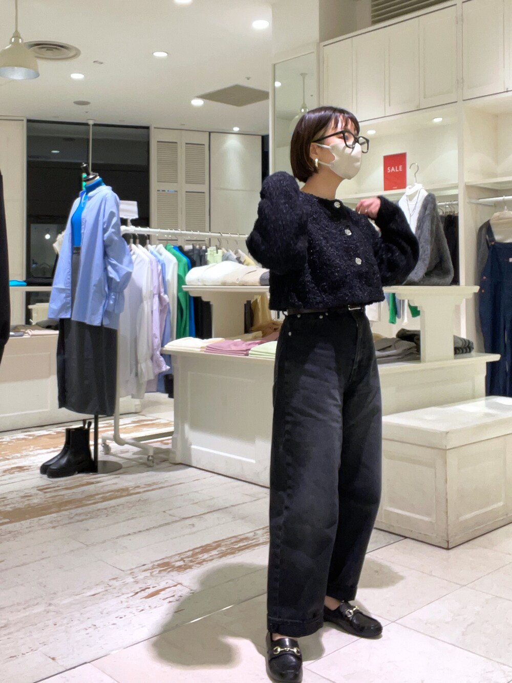 ブラック系のカーディガン/ボレロ、ブラック系のデニムパンツを着用したレディースの冬コーディネートの2枚目の写真