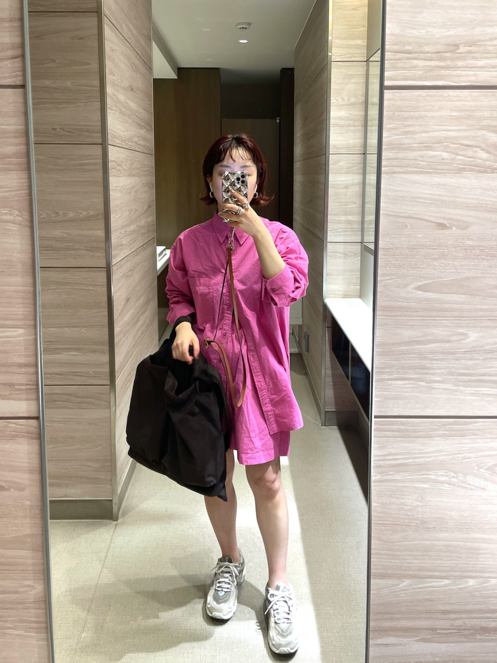 ピンク系のシャツ/ブラウス、ピンク系のその他パンツ、ベージュ系のスニーカーを着用したレディースの春コーディネートの4枚目の写真