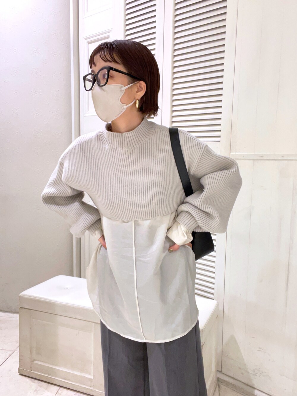 グレー系のニット/セーター、グレー系のニット/セーター、グレー系のその他パンツを着用したレディースの秋コーディネートの3枚目の写真