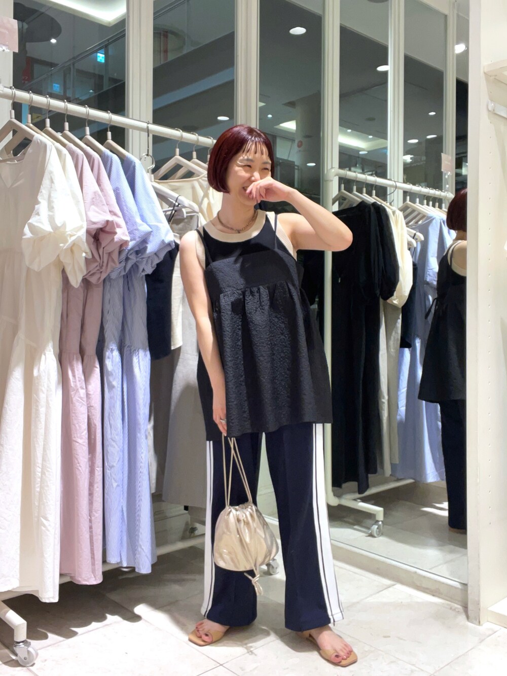 ブラック系のタンクトップ、ブラック系のキャミソール、ブルー系のその他パンツを着用したレディースの夏コーディネートの4枚目の写真