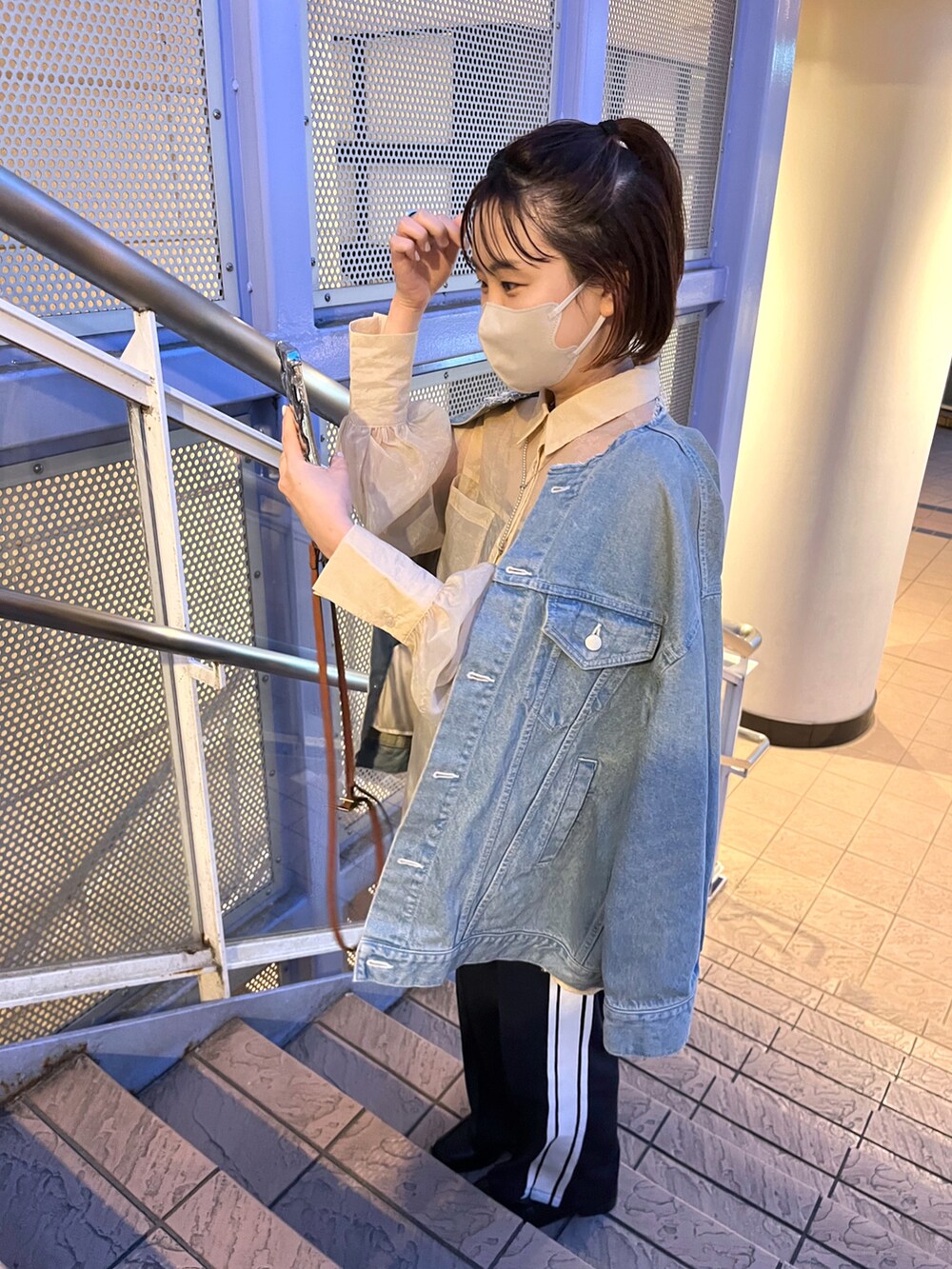 グレー系のデニムジャケット、ベージュ系のシャツ/ブラウス、ブルー系のその他パンツを着用したレディースの春コーディネートの2枚目の写真