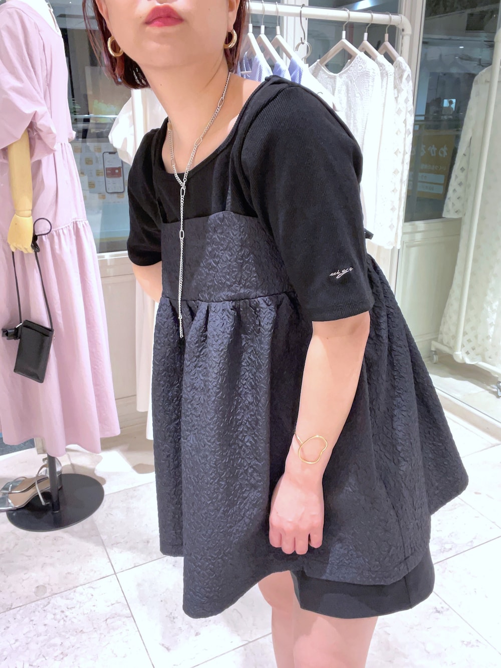 ブラック系のTシャツ/カットソー、ブラック系のキャミソール、ブラック系のその他パンツを着用したレディースの春コーディネートの3枚目の写真