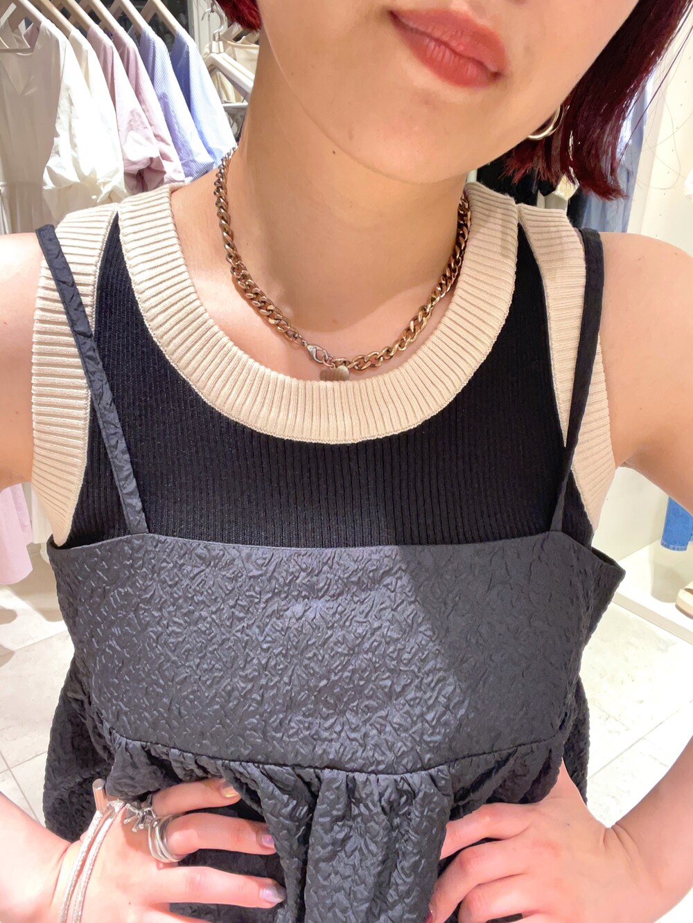 ブラック系のタンクトップ、ブラック系のキャミソール、ブルー系のその他パンツを着用したレディースの夏コーディネートの5枚目の写真