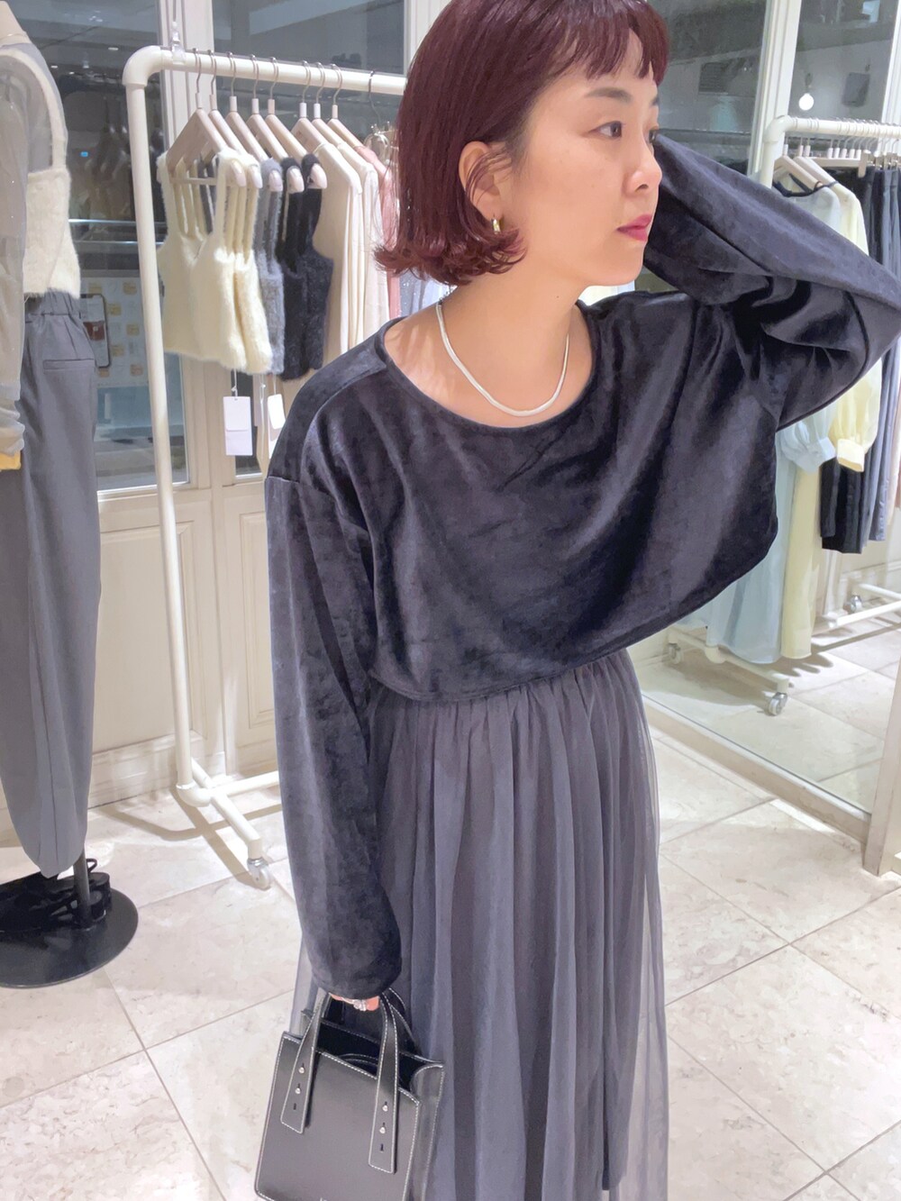 ホワイト系のバッグ、ピンク系のワンピース/ドレスを着用したレディースの夏コーディネートの3枚目の写真