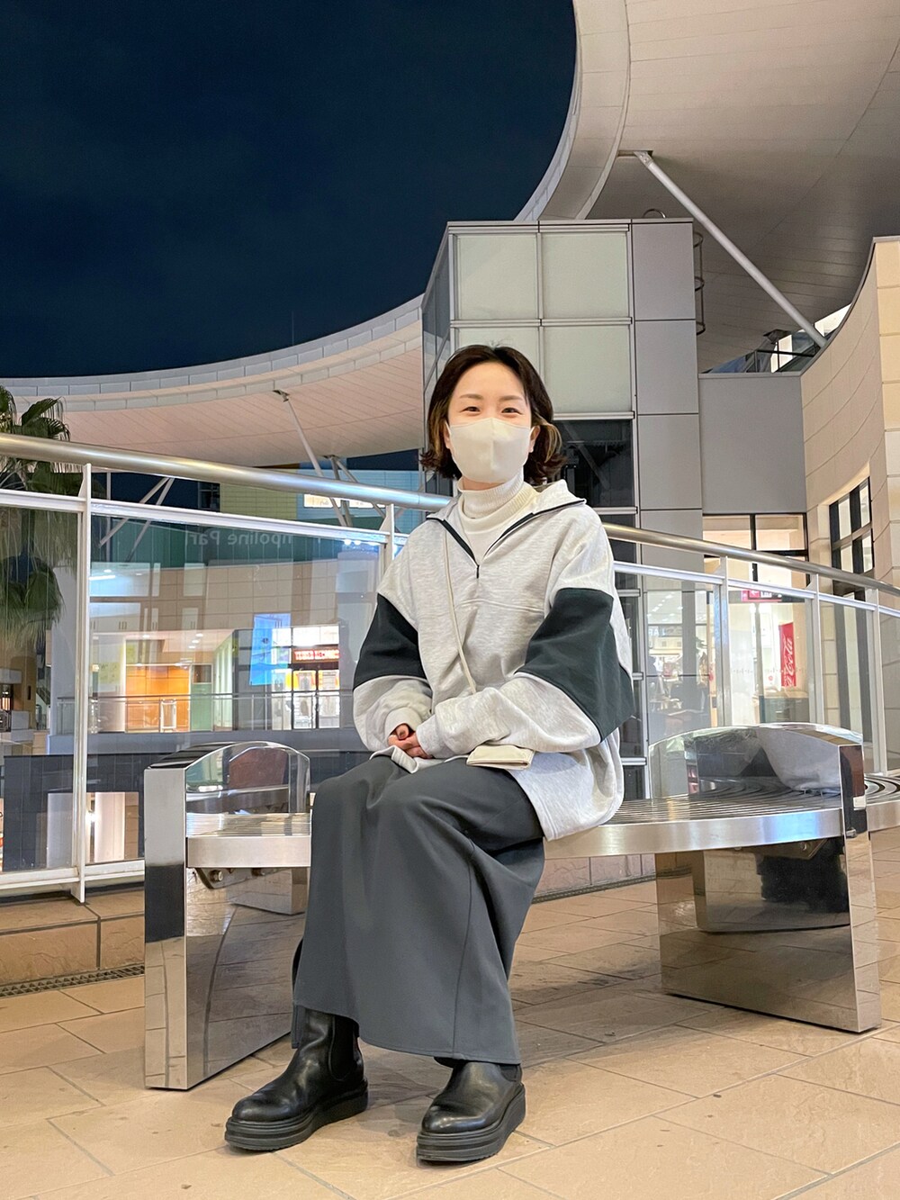 グレー系のスウェット、ホワイト系のニット/セーター、ホワイト系のショルダーバッグを着用したレディースの冬コーディネートの4枚目の写真