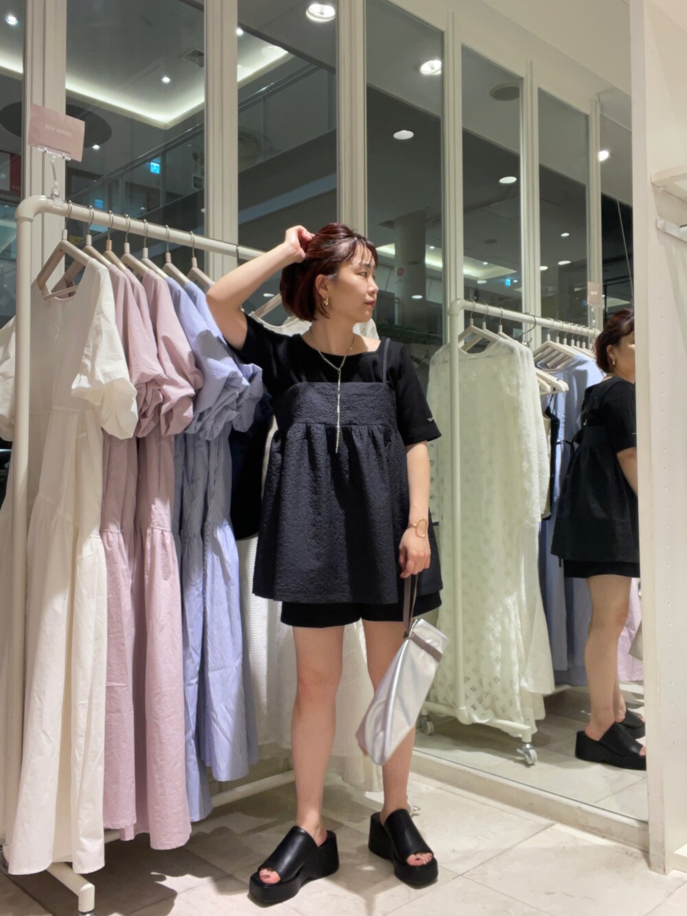 ブラック系のTシャツ/カットソー、ブラック系のキャミソール、ブラック系のその他パンツを着用したレディースの春コーディネートの2枚目の写真