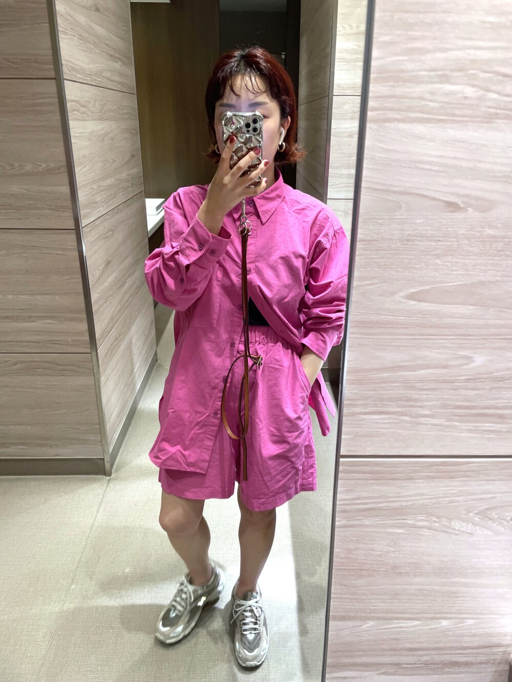 ピンク系のシャツ/ブラウス、ピンク系のその他パンツ、ベージュ系のスニーカーを着用したレディースの春コーディネートの2枚目の写真