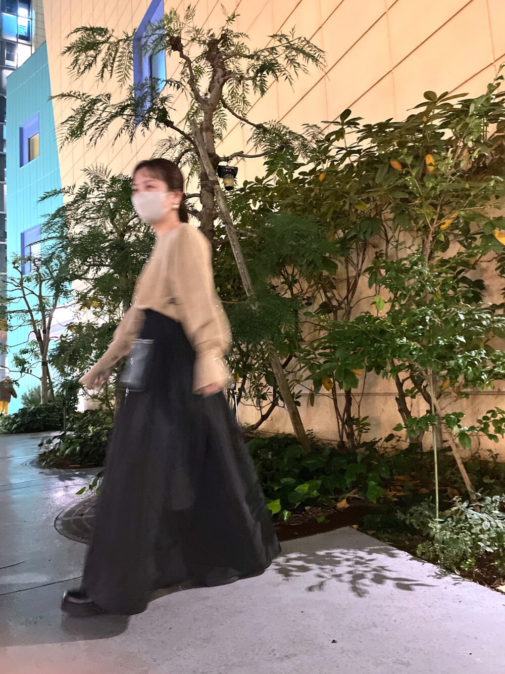 ベージュ系のニット/セーター、ブラック系のスカート、ブラック系のブーツを着用したレディースの秋コーディネートの5枚目の写真