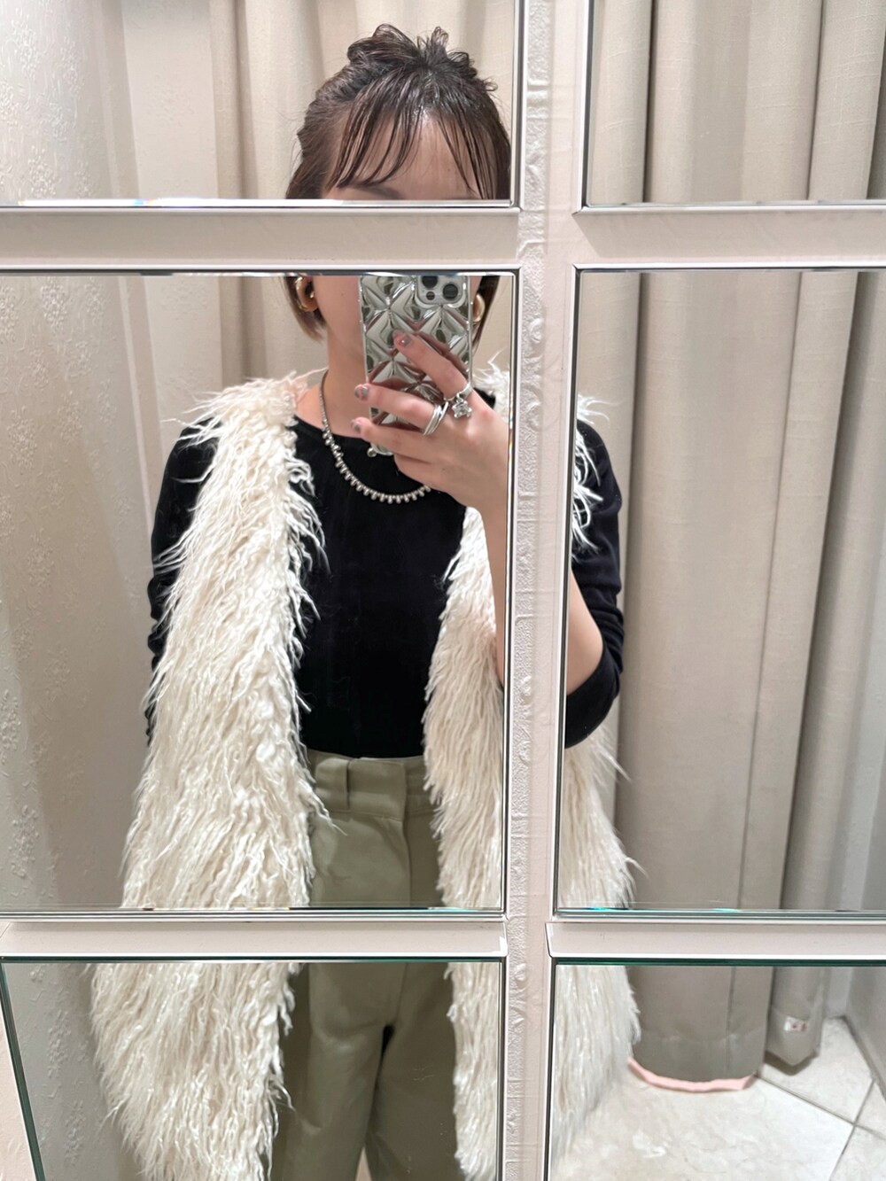 ブラック系のTシャツ/カットソー、ホワイト系のベスト、ベージュ系のその他パンツを着用したレディースの秋コーディネートの2枚目の写真