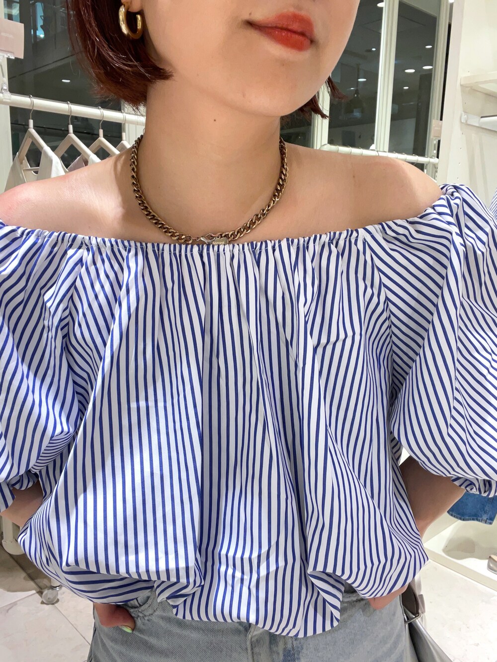 ブルー系のシャツ/ブラウス、ブルー系のデニムパンツ、シルバー系のサンダルを着用したレディースの春コーディネートの2枚目の写真