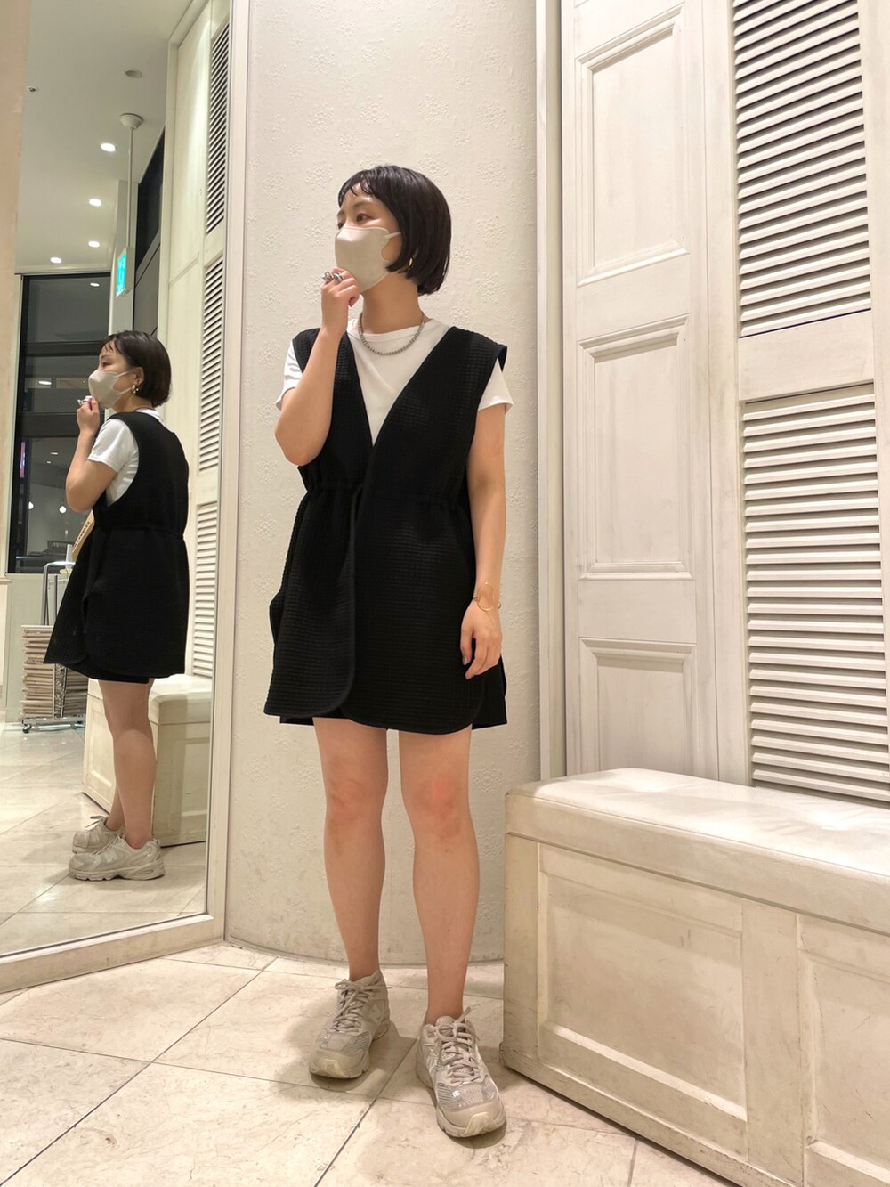 ブラック系のベスト、ホワイト系のTシャツ/カットソー、ブラック系のその他パンツを着用したレディースの夏コーディネートの4枚目の写真