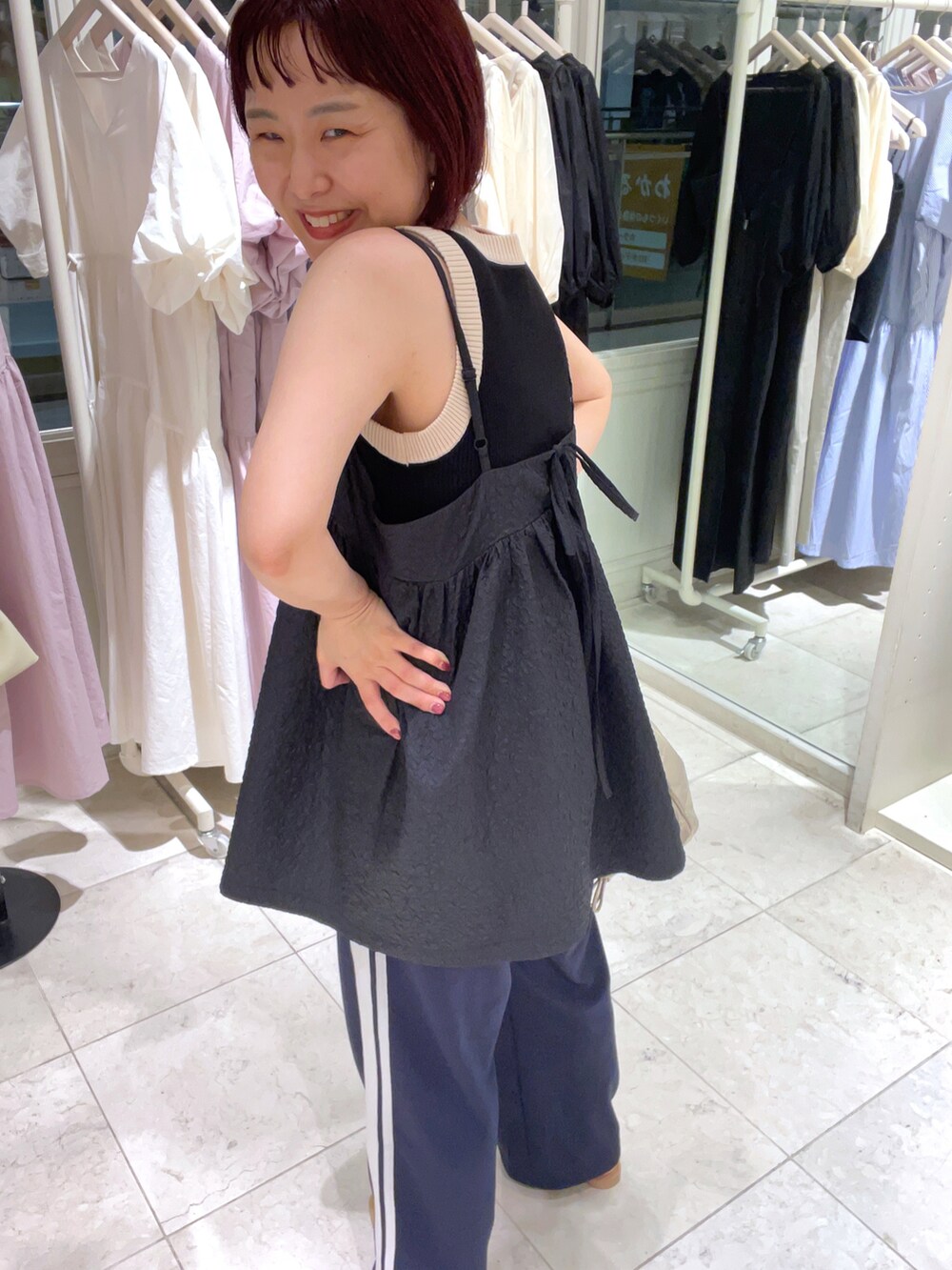 ブラック系のタンクトップ、ブラック系のキャミソール、ブルー系のその他パンツを着用したレディースの夏コーディネートの3枚目の写真