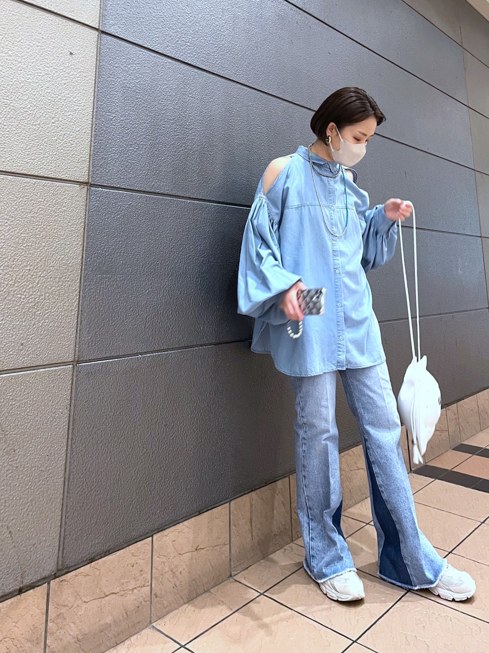 ブルー系のシャツ/ブラウス、ブルー系のデニムパンツ、ブラック系のスリッポンを着用したレディースの夏コーディネートの5枚目の写真