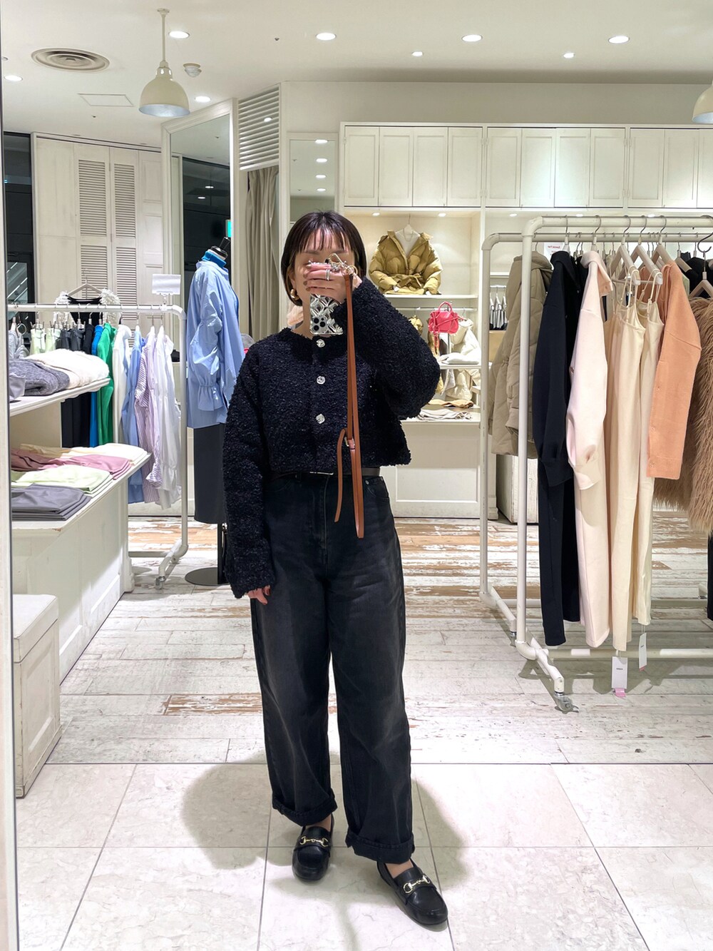 ブラック系のカーディガン/ボレロ、ブラック系のデニムパンツを着用したレディースの冬コーディネートの3枚目の写真